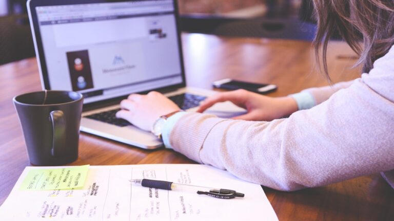 notebook-sobre-a-mesa